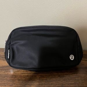 Lululemon Everywhere Belt Bag black 1L Silver Hardware